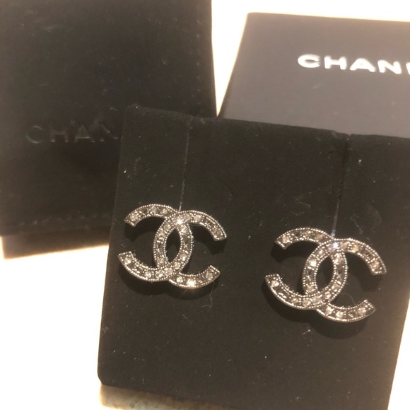 Authentic Chanel CC logo Stud logo earrings - Picture 3 of 5